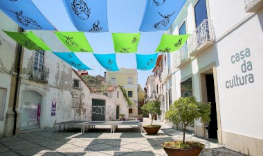 Instalação artística suspensa embeleza espaço em frente à Casa de Cultura de Setúbal