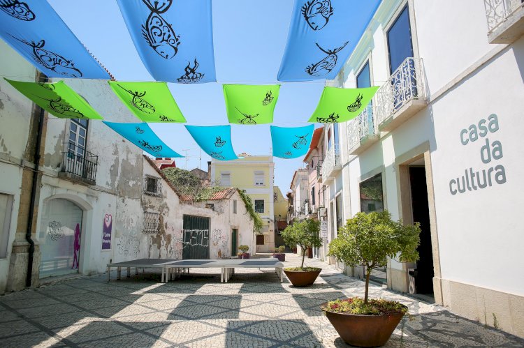 Instalação artística suspensa embeleza espaço em frente à Casa de Cultura de Setúbal