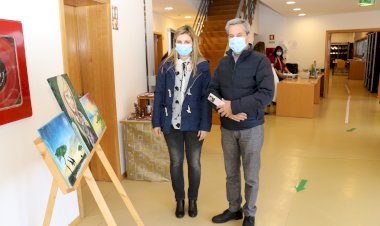 Biblioteca Municipal de Ribeira de Pena recebe exposição de pintura "Observâncias"