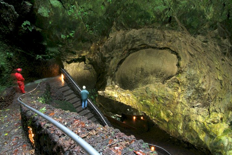 Algar do Carvão, um exemplo da beleza natural dos Açores