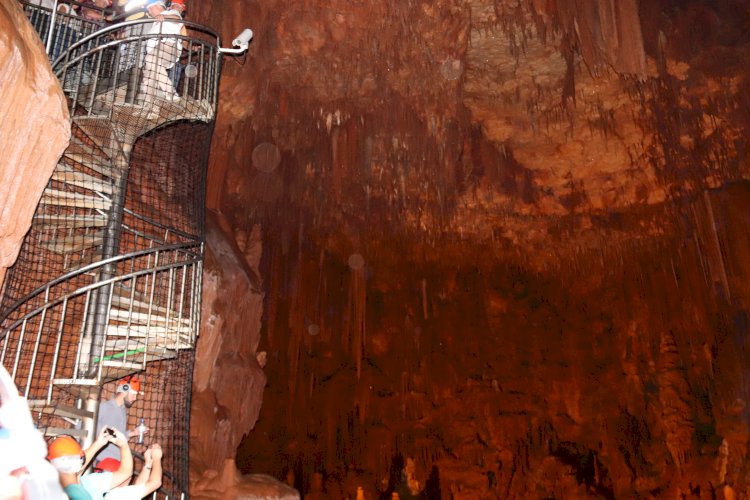 Algar do Pena, a maior sala subterrânea do país