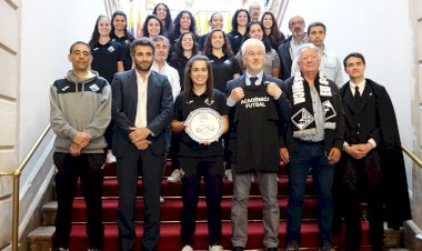 Equipa feminina de futsal de Coimbra recebida no Salão Nobre