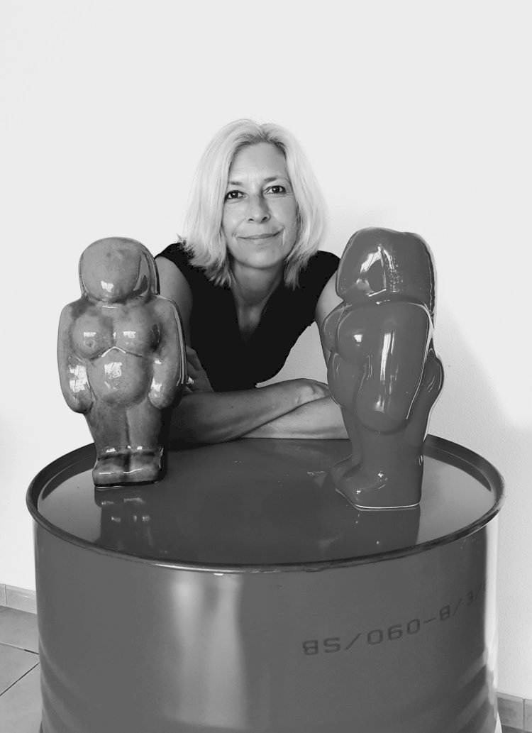 Autora residente no Cadaval expõe trabalhos em escultura, na Biblioteca Municipal