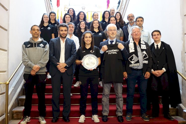 Equipa feminina de futsal de Coimbra recebida no Salão Nobre