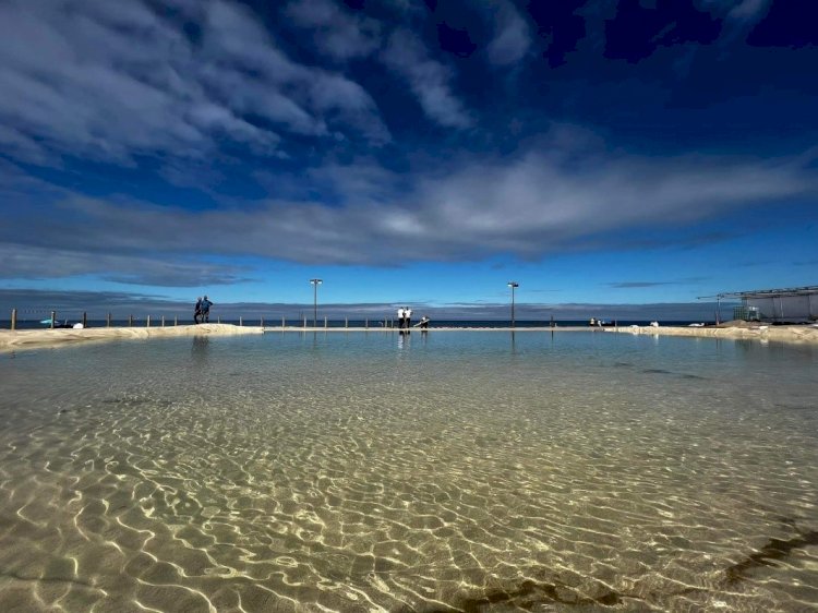 Primeira piscina aquecida do país integrada numa praia abre ao público este sábado