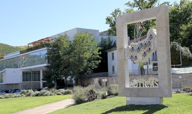 Praça do Município com nova estátua em formato de favo de mel