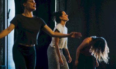 "As canções que cantamos contra os muros que limpamos"