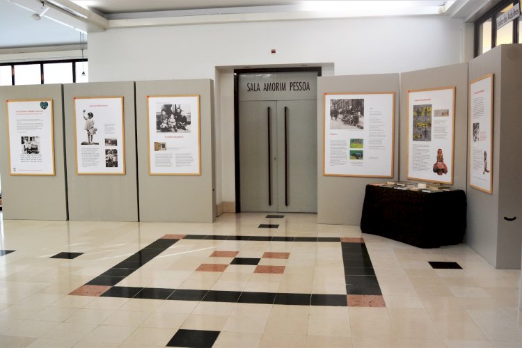 Exposição "Isto não é brincadeira de crianças - As crianças no Holocausto" patente na Biblioteca Municipal