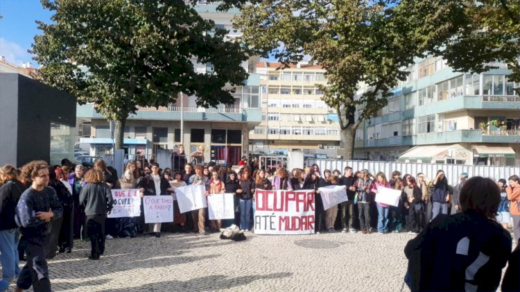 Entradas bloqueadas, aulas interrompidas, paredes pintadas. Estudantes vão ocupar até vencer.