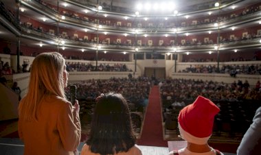 Mais de 1200 crianças da rede ATL celebram o Natal no Coliseu Micaelense
