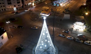 Luzes de Natal já iluminam as ruas de Cantanhede