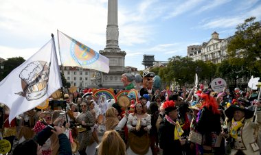 Espontaneidade do Carnaval de Torres Vedras invadiu as ruas de Lisboa