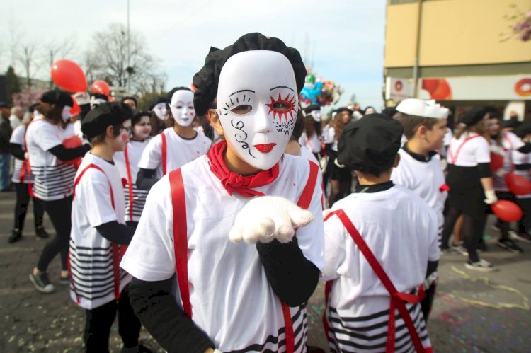 Gigantones e grupo de samba são convidados do Carnaval das Escolas