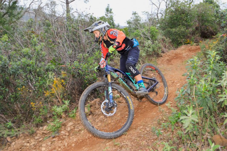 Sauro Agostinho e Sophie Bagnall entram a ganhar