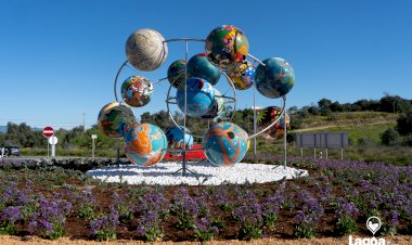 Escultura na Rotunda da Nobel International School enriquece espaço público de Lagoa