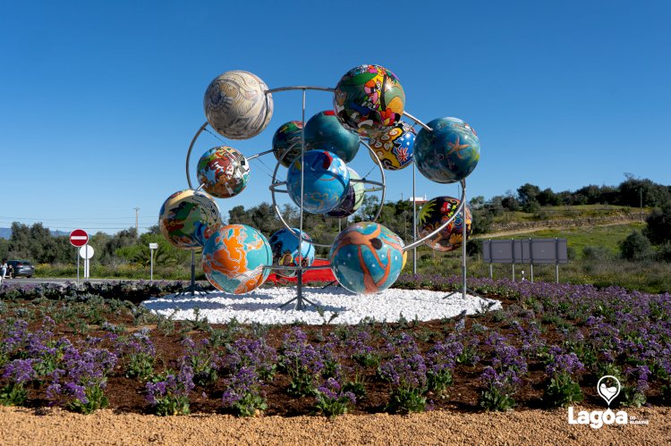 Escultura na Rotunda da Nobel International School enriquece espaço público de Lagoa