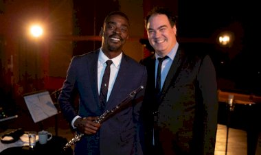 Tom Jobim interpretado por Seu Jorge e Daniel Jobim no Convento São Francisco