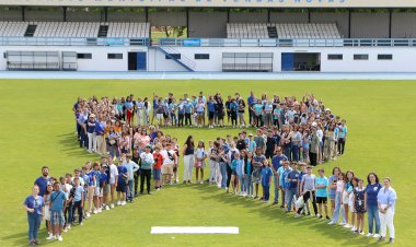 Crianças de Vendas Novas fizeram laço azul humano contra os maus-tratos na infância