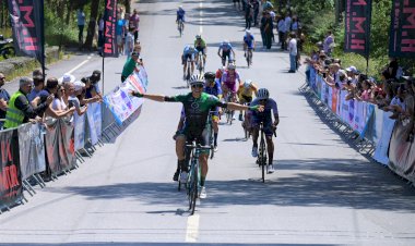Mark Kryuchkov e Jonatan Montoya celebram no monte da Franqueira