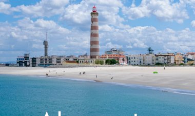 A luz por entre as ondas -  Faróis em Portugal