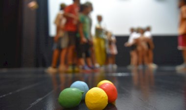 A Escola da Noite organiza oficinas para crianças nas férias de Verão