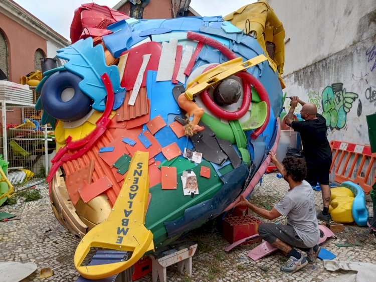 A nova obra de Bordalo II dá vida aos brinquedos que já ninguém que