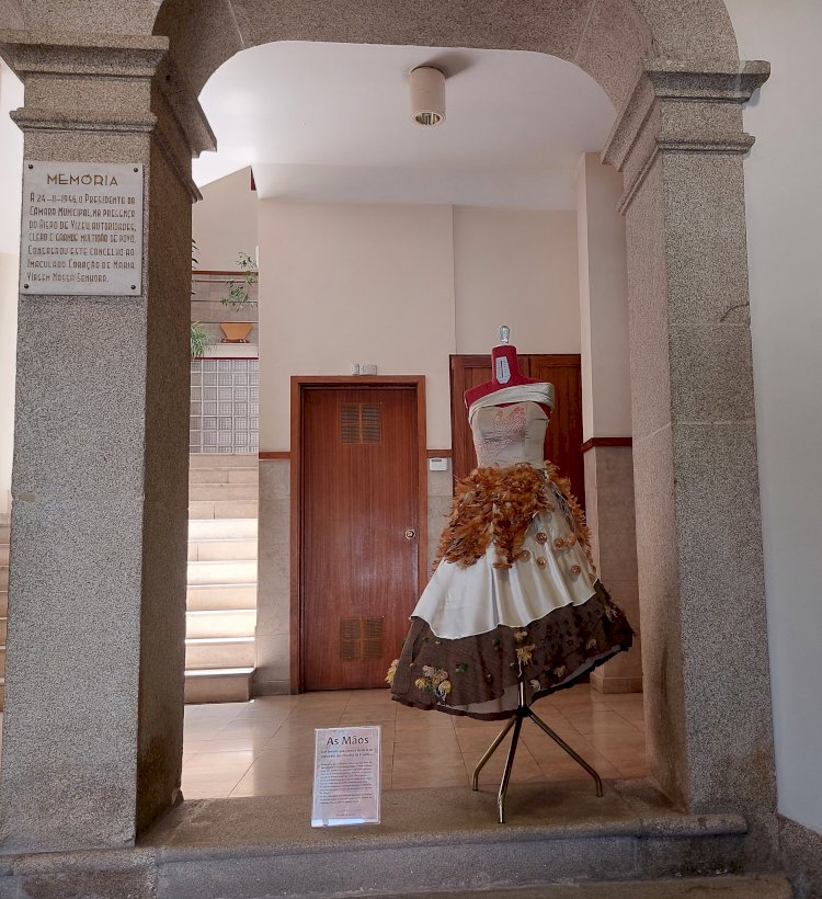 Vestido “As Mãos” em exposição no átrio do edifício dos Paços do Concelho