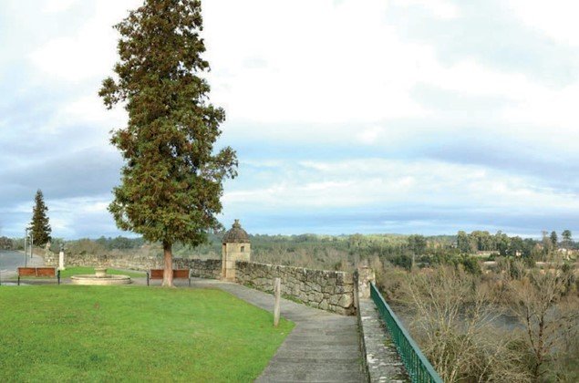 História de um Castelo e Pães, e de um Palácio e Vinhas