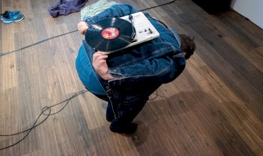 Conferência-Performance - Jacob Wren apresenta no TBA uma conferência performática sobre a teoria da performance
