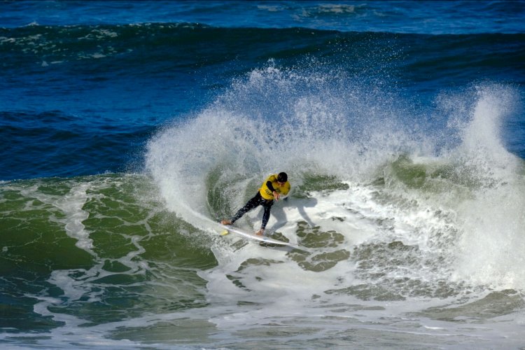 5 minutos com Guilherme Ribeiro e Francisca Veselko, líderes da Liga MEO Surf e detentores da licra amarela Go Chill