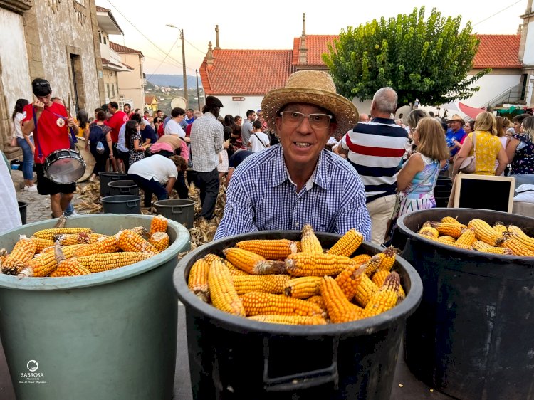 Desfolhada Tradicional recriada por dezenas de pessoas em Parada de Pinhão