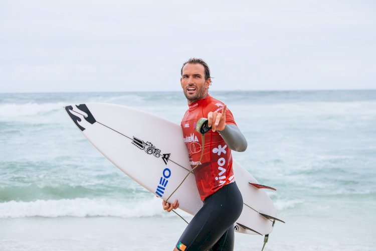 Surfista português regressa à 1ª divisão do surf mundial após qualificar-se para os oitavos-de-final da última prova do Challenger Series.