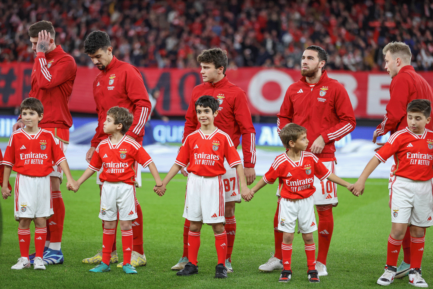 Crianças com diabetes tipo 1 seguidas na APDP entram em campo com jogadores do Benfica e do AVS