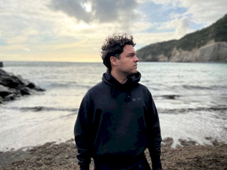Carlos Cavallini apresenta disco com single "Sempre Mar"