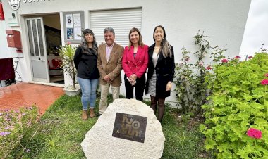 Sede da Junta de Freguesia de Pereira com placa evocativa dos 50 anos do 25 de Abril