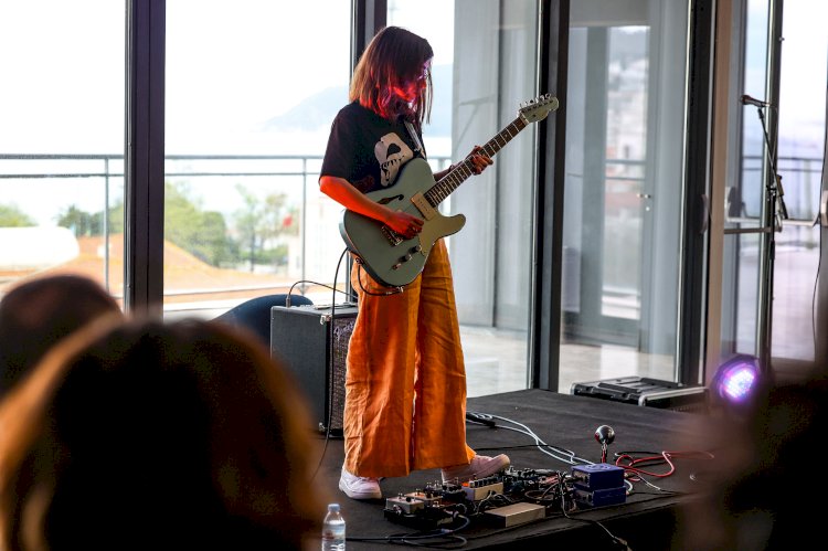 Inóspita em concerto de guitarra no rooftop do Fórum Luísa Todi