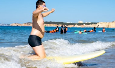 Jovens portadores de deficiência participam no 8º Encontro de Surf Adaptado da Praia da Rocha