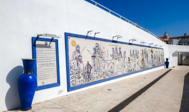 Painel de Azulejos no Jardim Frutuoso da Silva Conta a História de Albufeira ao Longo dos Séculos