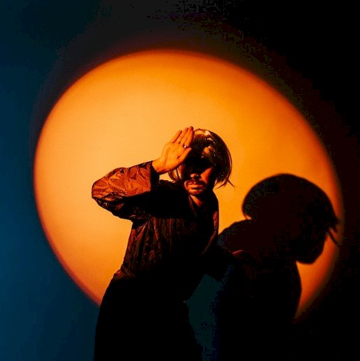 Tinta Persona transforma a vida  em palco no seu álbum  de estreia: plateia