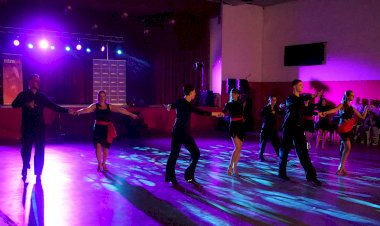 Ritmus celebra aniversário com dança de clássicos