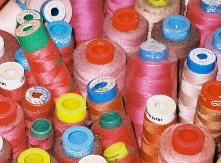 Atelier dos Brinquedos acolhe exposição "Voltas e Reviravoltas" de Paula Gibert Roset